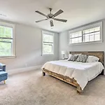 Modern Charlotte Home About 4 Mi To Downtown!
